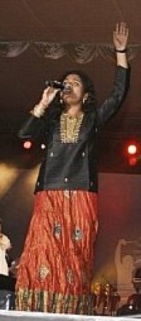 Kajra Re - Payal With Hand Up.jpg